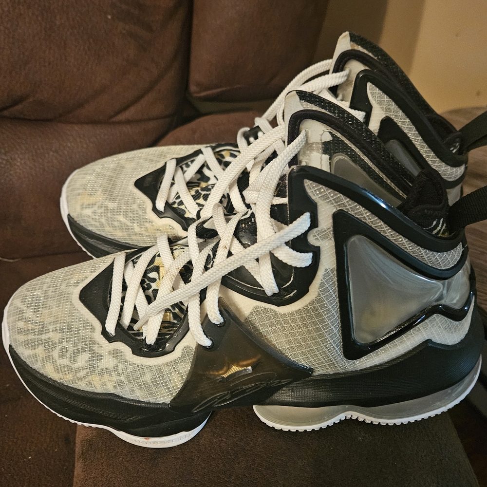 Nike LeBron 19 EP Leopard 2022 Black and White Sneakers Kids Youth Size 6.5